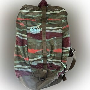 REI FLASH 18L BACKPACK DAY HIKES UNISEX LIGHT, retired color-way. Like new!